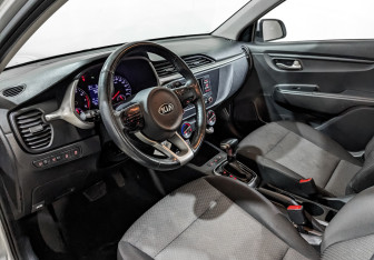 Подержанный автомобиль Kia Rio Hatchback 2021 года (13 фото)