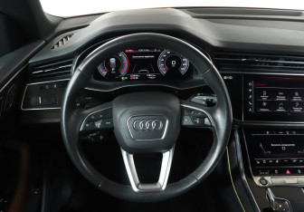 Подержанный автомобиль Audi Q8 2021 года (18 фото)