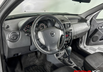 Подержанный автомобиль Nissan Terrano 2015 года (17 фото)