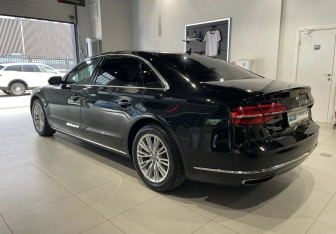 Подержанный автомобиль Audi A8 2015 года (6 фото)