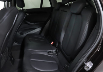 Подержанный автомобиль BMW X1 2018 года (10 фото)