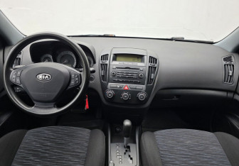 Подержанный автомобиль Kia Ceed Wagon 2008 года (11 фото)