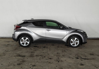 Подержанный автомобиль Toyota C-HR 2019 года (7 фото)