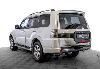 Подержанный автомобиль Mitsubishi Pajero 2017 года (7 фото)