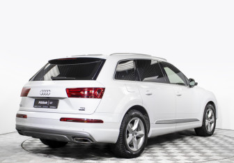 Подержанный автомобиль Audi Q7 2015 года (5 фото)