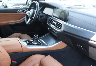 Подержанный автомобиль BMW X5 2022 года (9 фото)