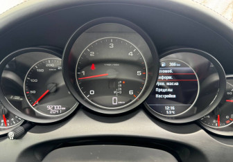 Подержанный автомобиль Porsche Cayenne 2012 года (14 фото)