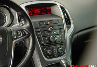 Подержанный автомобиль Opel Astra Hatchback 2014 года (11 фото)