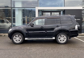 Подержанный автомобиль Mitsubishi Pajero 2011 года (8 фото)