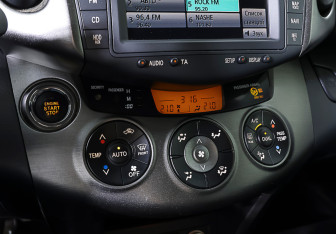 Подержанный автомобиль Toyota RAV4 2011 года (19 фото)