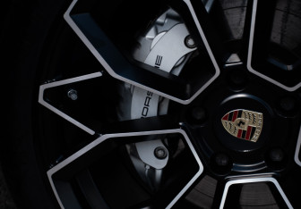 Подержанный автомобиль Porsche Cayenne 2012 года (24 фото)