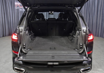 Подержанный автомобиль BMW X7 2019 года (11 фото)