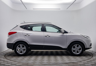 Подержанный автомобиль Hyundai ix35 2012 года (4 фото)