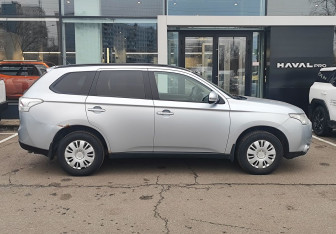 Подержанный автомобиль Mitsubishi Outlander 2012 года (4 фото)