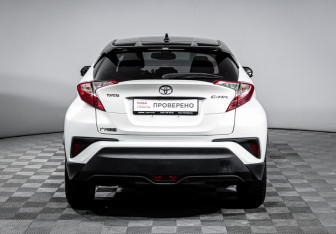 Подержанный автомобиль Toyota C-HR 2021 года (6 фото)