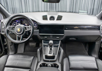 Подержанный автомобиль Porsche Cayenne 2018 года (14 фото)