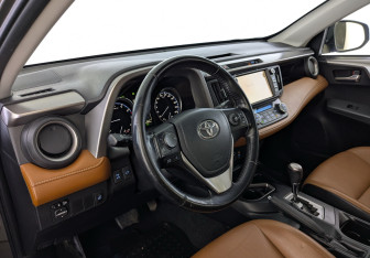 Подержанный автомобиль Toyota RAV4 2018 года (16 фото)