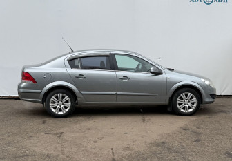 Подержанный автомобиль Opel Astra Sedan 2012 года (4 фото)