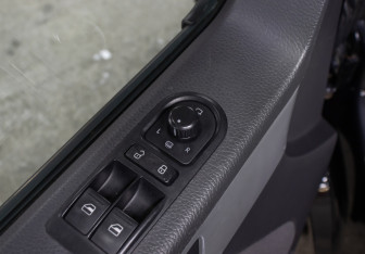 Подержанный автомобиль Volkswagen Multivan 2010 года (23 фото)