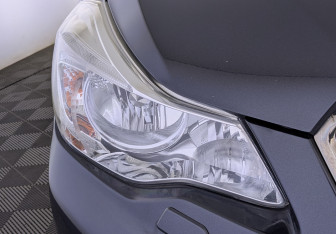 Подержанный автомобиль Subaru XV 2012 года (17 фото)