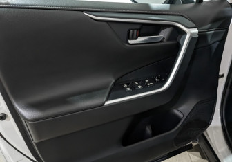 Подержанный автомобиль Toyota RAV4 2021 года (19 фото)