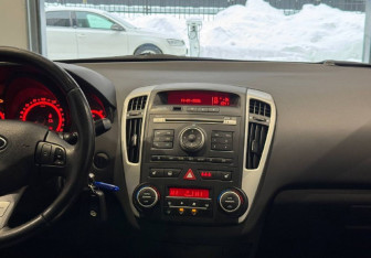 Подержанный автомобиль Kia Ceed Wagon 2010 года (13 фото)