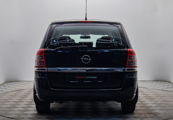 Подержанный автомобиль Opel Zafira Compactvan 2010 года (4 фото)