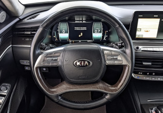Подержанный автомобиль Kia K900 2019 года (22 фото)