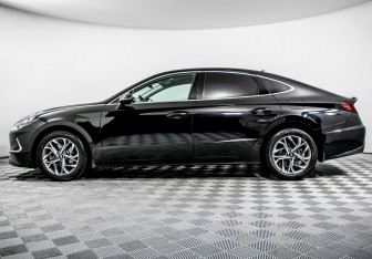 Подержанный автомобиль Hyundai Sonata 2022 года (8 фото)