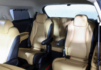 Подержанный автомобиль Kia Carnival 2021 года (15 фото)