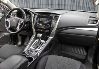 Подержанный автомобиль Mitsubishi Pajero Sport 2019 года (11 фото)