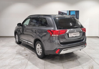 Подержанный автомобиль Mitsubishi Outlander 2022 года (7 фото)