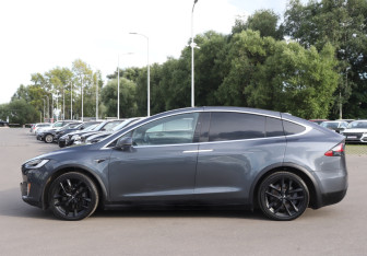 Подержанный автомобиль Tesla Model X 2018 года (8 фото)