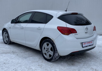 Подержанный автомобиль Opel Astra Hatchback 2011 года (7 фото)