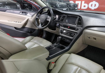 Подержанный автомобиль Hyundai Sonata 2017 года (11 фото)