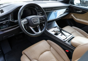 Подержанный автомобиль Audi Q8 2019 года (18 фото)