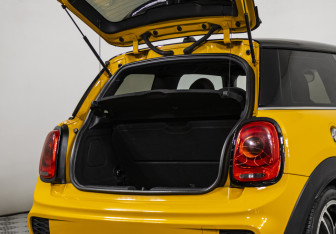 Подержанный автомобиль MINI Hatch 2017 года (17 фото)