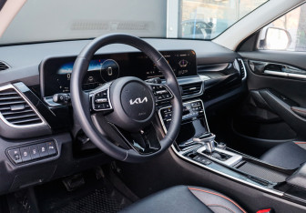 Подержанный автомобиль Kia Seltos 2023 года (13 фото)