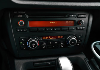 Подержанный автомобиль BMW X1 2011 года (17 фото)