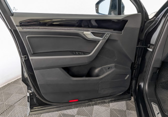 Подержанный автомобиль Volkswagen Touareg 2018 года (19 фото)