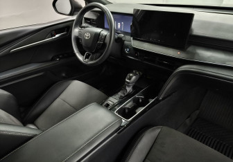 Подержанный автомобиль Toyota Camry Sedan 2024 года (10 фото)