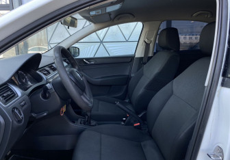 Подержанный автомобиль Skoda Rapid Liftback 2016 года (16 фото)
