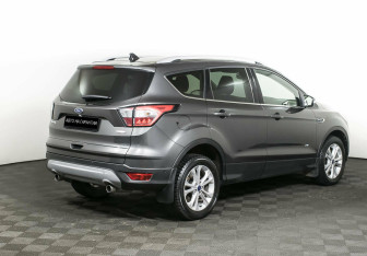 Подержанный автомобиль Ford Kuga 2017 года (5 фото)