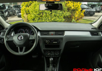 Подержанный автомобиль Skoda Rapid Liftback 2018 года (10 фото)