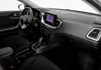 Подержанный автомобиль Kia Ceed Hatchback 2022 года (9 фото)