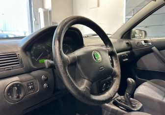 Подержанный автомобиль Skoda Octavia Liftback 2002 года (12 фото)