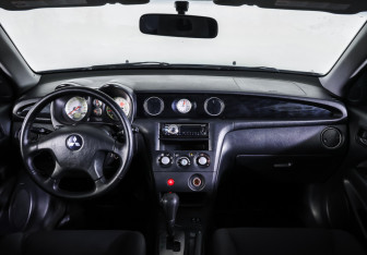 Подержанный автомобиль Mitsubishi Outlander 2003 года (14 фото)