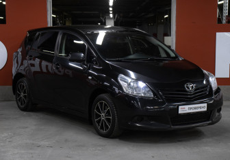 Подержанный автомобиль Toyota Verso 2009 года (3 фото)