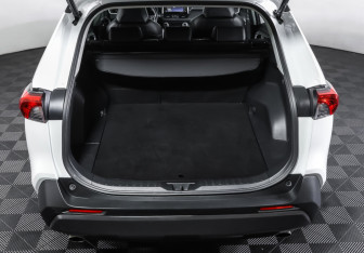 Подержанный автомобиль Toyota RAV4 2020 года (10 фото)