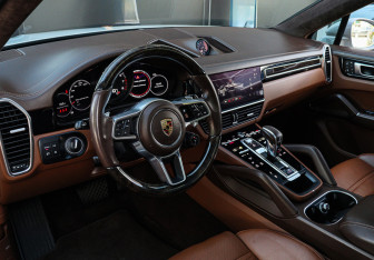 Подержанный автомобиль Porsche Cayenne 2021 года (15 фото)